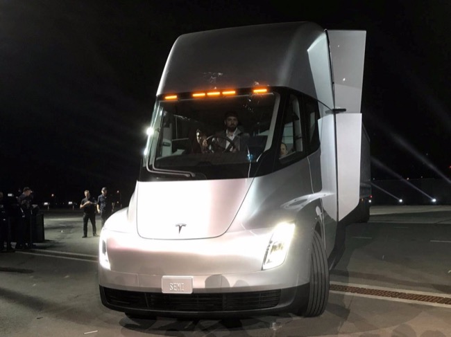 รถบรรทุกรุ่นใหม่ “เทสลาเซมิ” (Tesla Semi)