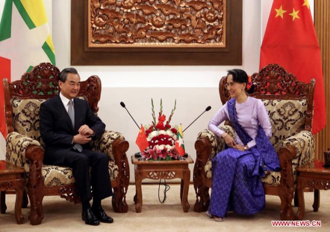 หวัง อี้ รัฐมนตรีกระทรวงการต่างประเทศของจีน (ซ้าย) หารือกับนางอองซานซูจี ที่ปรึกษาแห่งรัฐและรัฐมนตรีกระทรวงการต่างประเทศพม่า ที่กรุงเนปีดอ เมื่อวันที่ 19 พ.ย. -- Xinhua/U Aung.