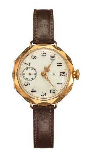  Ladies Wristwatch (1906) ดัดแปลงมาจากนาฬิกาจี้ห้อยคอ Lépine ที่ผลิตจากทองคำสีแดง 18 กะรัต โดดเด่นด้วยหน้าปัดหินฟลักซ์สีไอเวอรี่ รางนาทีที่เปล่งประกายจากทอง และเข็มที่มีรายละเอียดของยุคพระเจ้าหลุยส์ที่ 15