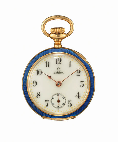  Lépine Pendant Art Nouveau (1910) ความพิเศษของนาฬิกาจี้ Lépine สำหรับสุภาพสตรีเรือนนี้อยู่ที่เลขอารบิกสไตล์ปารีสและเข็มทรงลูกแพร์ ฝาหลังเคลือบอีนาเมลโปร่งแสงสีฟ้า และตาข่ายทองคำขาวประดับด้วยเพชร 16 เม็ด