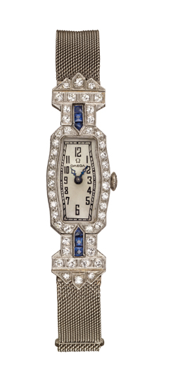  Art Déco Jewelry Wristwatch (1940) ตัวแทนสไตล์ Art Deco ในยุคนั้น โดดเด่นด้วยรูปทรงสี่เหลี่ยมผืนผ้า ตัวเรือนผลิตจากแพลทินัมตกแต่งด้วยเพชรและแซฟไฟร์สีน้ำเงิน