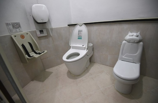 This picture taken on November 10, 2017 shows a family public toilet at Haewoojae Culture Center in Suwon, south of Seoul. Jung Yeon-Je/AFP