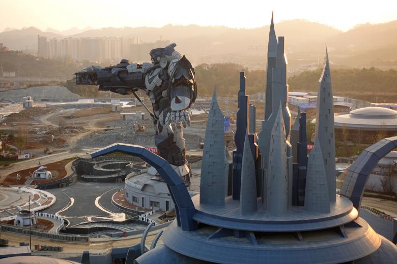 ภาพมุมสูงของหุ่นยนต์ขนาดใหญ่ที่ตั้งอยู่ในสวนสนุก Oriental Science Fiction Valley ประเทศจีน