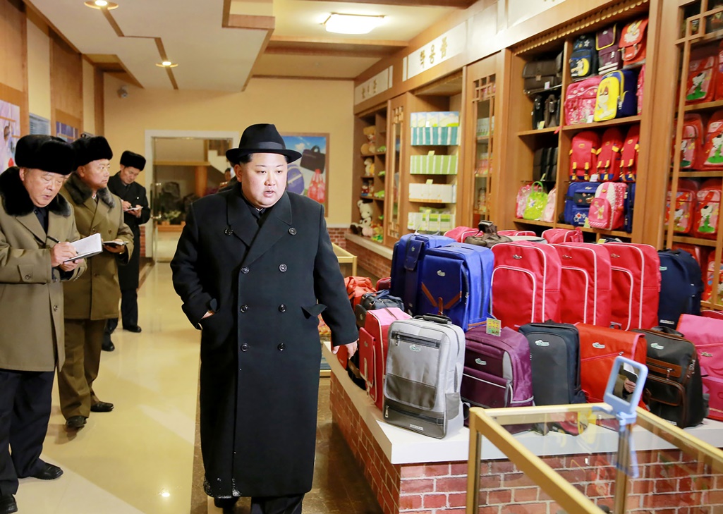 ภาพที่ไม่ระบุวันที่ถูกเผยแพร่ออกมาจากสำนักข่าวทางการเกาหลีเหนือ KCNA เป็นภาพประธานาธิบดีเกาหลีเหนือ คิม จองอึนกำลังสำรวจชอปปิ้งมอลที่หรูหราของเกาหลีเหนือในซามิยอน เคาน์ตี(Samjiyon County) จ.รยางกัง (Ryanggang) (วันที่ 9 ธ.ค ภาพเอเอเฟพี)