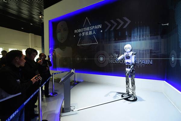 จีนได้กำหนดปรัชญาการพัฒนาใหม่ ที่มุ่งการพัฒนานวัตกรรม การประสานร่วมมือ เป็นมิตรกับสิ่งแวดล้อม เปิดกว้าง และเป็นการพัฒนาแบบแบ่งปัน  ภาพ: ผู้เยี่ยมชมงานนิทรรศการกำลังชมการทำงานหุ่นยนต์ที่ศูนย์นิทรรศการหุ่นยนต์ ณ เสี่ยงซัน นครหังโจว มณฑลเจ้อเจียง วันที่ 20 ธ.ค. (ภาพ ซินหวา)