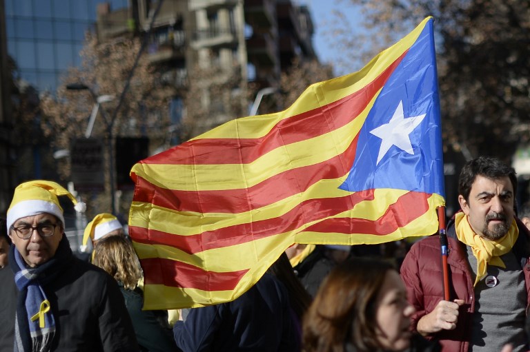 <i>ผู้สนับสนุนให้แคว้นกาตาลุญญาแยกตัวเป็นเอกราชจากสเปน ถือธงสัญลักษณ์การเรียกร้องเอกราชของแคว้น ระหว่างการเดินขบวนที่เมืองบาร์เซโลนา เมื่อวันอาทิตย์ (24 ธ.ค.)  ทั้งนี้ถึงแม้ผู้นำกาตาลุญญาวาดหวังความสนับสนุนจากสหภาพยุโรป  แต่ที่เป็นมา อียูกลับมีแนวทางมุ่งบั่นทอนขบวนการเรียกร้องเอกราชในยุโรป </i>