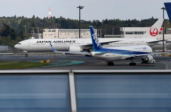 A plane heading from Los Angeles to Tokyo turned back because an unauthorized person was on board. -- Photo: AFP