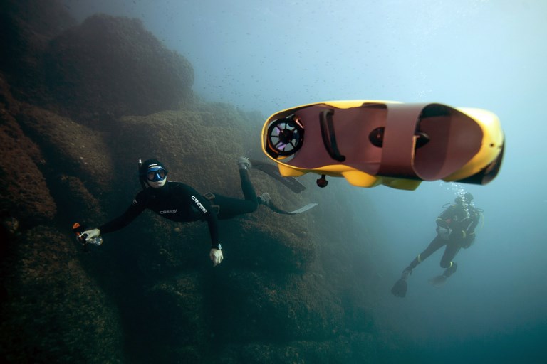 กุยโลม เนรี นักดำน้ำฝรั่งเศส นำโดรนไอบับเบิลลงไปทดสอบใต้ทะเลเมดิเตอร์เรเนียน (BORIS HORVAT / AFP)