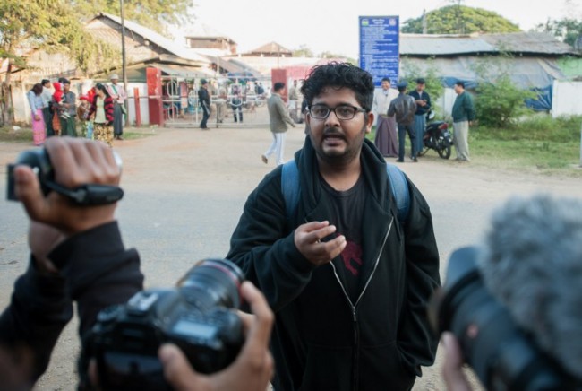 อ่อง นาย โซ นักข่าวอิสระชาวพม่า (กลาง) ให้สัมภาษณ์สื่อหลังได้รับการปล่อยตัวจากเรือนจำยาเมติน ทางเหนือของกรุงเนปีดอ วันที่ 29 ธ.ค. ซึ่งนักข่าวต่างชาติ 2 คน และชาวพม่า 2 คน ถูกตัดสินจำคุก 2 เดือน จากการบินโดรนใกล้อาคารรัฐสภา แต่ได้รับการปล่อยตัวก่อนถึงวันครบกำหนด. -- Agence France-Presse/Ye Htoo.