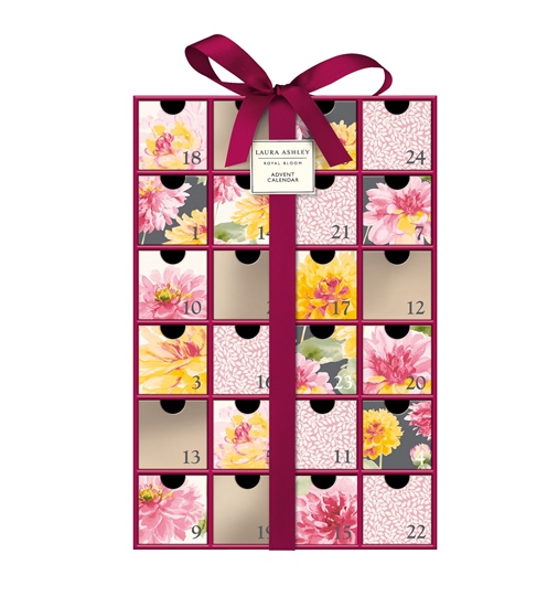 ลอร่า แอชลีย์ โรยัล บลูม แอดเวนท์ คาเลนดาร์ (Laura Ashley Royal Bloom Advent Calendar) ราคา 1,590 บาท เซ็ตของขวัญสุดพิเศษที่รวบรวมหลากหลายผลิตภัณฑ์ ไซส์มินิจำนวน 24 ชิ้น ซ่อนอยู่ในลิ้นชักจิ๋ว รอให้คุณมาเปิดลุ้นในแต่ละวัน หรือจะซื้อเซ็ตนี้เป็นของขวัญให้เพื่อนในกลุ่ม แล้วลุ้นเปิดพร้อมๆ กัน ก็สนุกไปอีกแบบ แถมกล่องยังสามารถเก็บไว้ใส่เครื่องประดับได้อีกด้วย