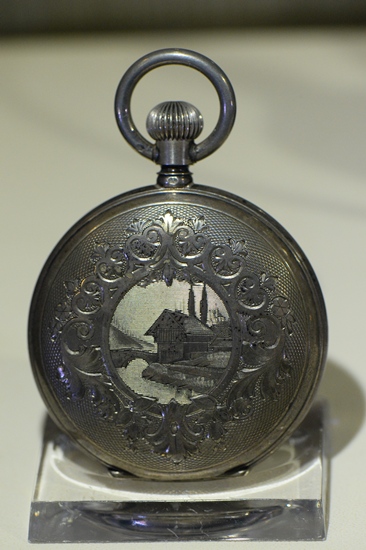 นาฬิกาพกสลักเสลาและเพนต์ลายทิวทัศน์บนหน้าปัดอย่างวิจิตรบรรจง (ค.ศ. 1892)