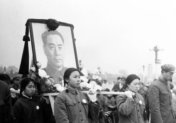 ภาพเมื่อวันที่ 8 ม.ค. 1976 นายกรัฐมนตรี โจว เอินไหล ถึงแก่อสัญกรรมในวันที่ 8 ม.ค. 1976 ในวัย 78 ปี ณ กรุงปักกิ่ง  ประชาชนได้แห่แหนรูปภาพของนายกฯโจวไปยังอนุสาวรีย์วีรบุรุษ (ภาพ ซินหวา)