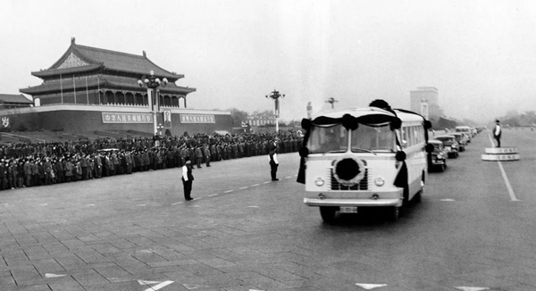 ชาวจีนจำนวนหลายล้านคนหลั่งไหลมายังถนนฉังอันในวันที่ 11 ม.ค. 1976 ทุกคนน้ำตาไหลริน ด้วยความโศกเศร้าอาลัยนายกรัฐมนตรีอันเป็นที่รักขณะที่ขบวนแห่ศพเคลื่อนผ่านจัตุรัสเทียนอันเหมิน (ภาพ ซินหวา)