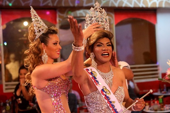 Julieth Mendoza (C), the candidate of the Choco department in the seventh edition of the Miss Senora Gay Colombia pageant 2018-2019, reacts as she is crowned as the winner in Medellin, Colombia, on January 14, 2018. Joaquin Sarmiento/AFP