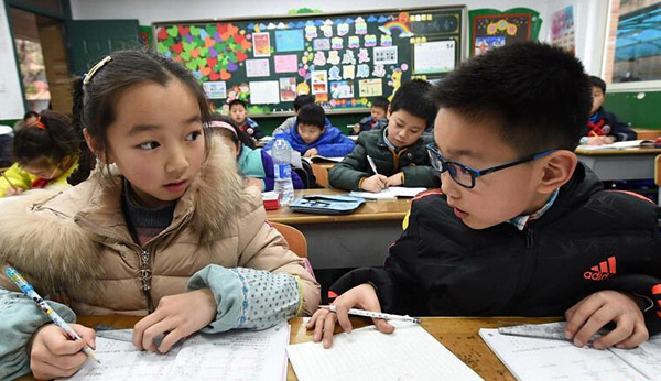 นักเรียนกำลังทำการบ้านในห้องเรียนหลังเลิกชั้นเรียนในโรงเรียนประถมศึกษาแห่งหนึ่งในเมืองหนันจิง มณฑลเจียงซู (แฟ้มภาพ ซินหวา)
