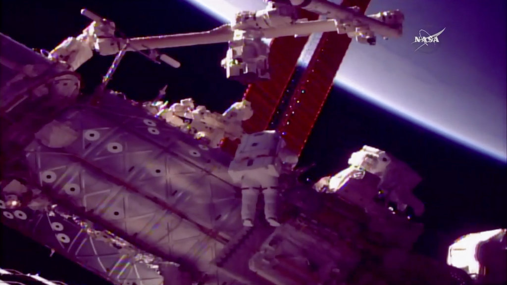 มนุษย์อวกาศ 2 คนในชุดอวกาศเทอะทะ คือ วานเด ไฮ (ซ้าย) และ ทิงเกิล (ขวา) ติดตั้งอุปกรณ์ที่เปรียบเสมือนมือใหม่ให้สถานีอวกาศ (NASA TV via AP) 