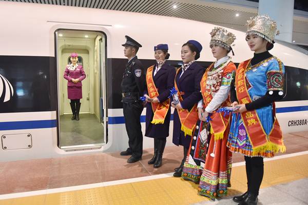 พนักงานต้อนรับกำลังรอผู้โดยสารที่สถานีรถไฟกุ้ยหยางทิศเหนือ มณฑลกุ้ยโจว แห่งภาตตะวันตกเฉียงใต้จีน ภาพ 25 ม.ค. 2018  (ภาพ ซินหวา)