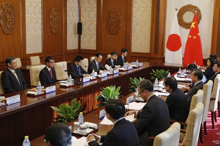 <i>รัฐมนตรีต่างประเทศ ทาโระ โคโนะ ของญี่ปุ่น (ที่ 2 จากซ้าย) พูดขณะนำคณะผู้แทนฝ่ายญี่ปุ่น เจรจาหารือกับคณะผู้แทนฝ่ายจีนซึ่งนำโดยรัฐมนตรีต่างประเทศ หวัง อี้ (ที่5 จากขวา) ณ อาคารรับรองแขกเมือง เตี้ยวอี่ว์ไถ ในกรุงปักกิ่งวันอาทิตย์ (28 ม.ค.) </i>