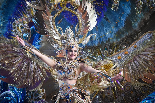 ผู้ประกวดนางงามกำลังทำการแสดงในช่วงหลักของ Carnival of Santa Cruz ในเมือง Santa Cruz de Tenerife บนเกาะเตเนริเฟของหมู่เกาะคะแนรีในสเปน (7 ก.พ.)