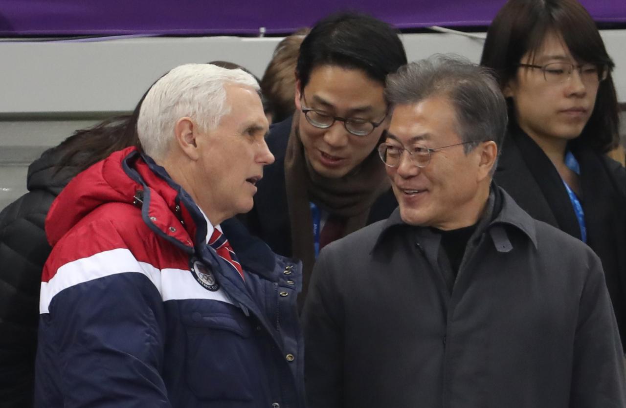 ไมค์ เพนซ์ รองประธานาธิบดีสหรัฐฯ (ซ้าย) พูดคุยกับประธานาธิบดี มุน แจ-อิน ของเกาหลีใต้ (ขวา) ขณะร่วมชมการแข่งขันกีฬาโอลิมปิกฤดูหนาว