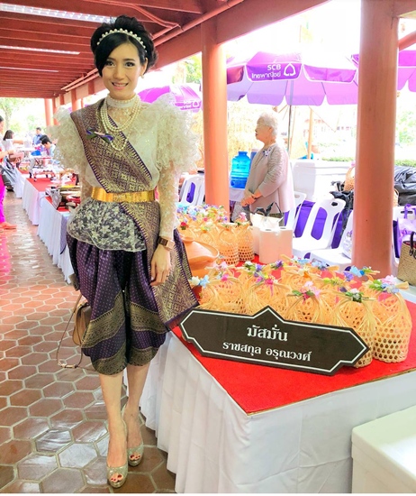 กัญญารัตน์ พลาดิศัย  ชุดออกร้านงานขายอาหารตำรับชาววังจากราชสกุลต่างๆ งานนี้ก็เลยต้องแต่งชุดไทยมาเต็ม!!