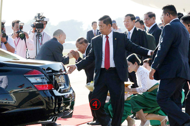 <br><FONT color=#00003>องค์พระประมุขแห่งกัมพูชา เสด็จพระราชดำเนิน สป.จีน -- ถึงแม้โฆษกรัฐบาลจะประกาศว่า เป็นการเสด็จฯ ตามหมายกำหนดการ แต่ก็มีขึ้นเพียง 1 วันหลังรัฐสภาเสร็จสิ้น กระบวนการทางกฎหมาย เพิ่มบทลงโทษจำคุกแก่ ผู้กระทำผิดคดีหมิ่นพระบรมเดชานุภาพ.  -- ภาพโดยสำนักข่าวกัมพูชา. </b>