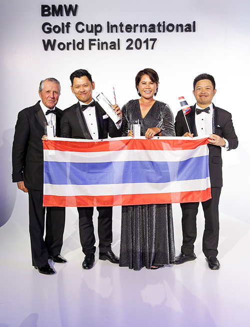 แชมป์ทีมไทย คุณประกรานต์ ทรัพย์ผดุงชนม์ (ที่สองจากซ้าย) คุณฐานิต เอี่ยมอาษา (ที่สามจากซ้าย)                                      และคุณสมปอง กันทา (ที่สี่จากซ้าย) ที่สามารถคว้าชัยชนะให้แก่ประเทศไทยเป็นปีที่สองติดต่อกัน  จาก 37 ประเทศในการแข่งขัน BMW Golf Cup International World Final 2017  การแข่งขันกอล์ฟมือสมัครเล่นระดับเวิลด์คลาสที่ใหญ่ที่สุดในโลก โดยมีตำนานโปรกอล์ฟ แกรี่ เพลเยอร์  (ซ้ายสุด) มอบถ้วยรางวัลให้กับทีมไทย