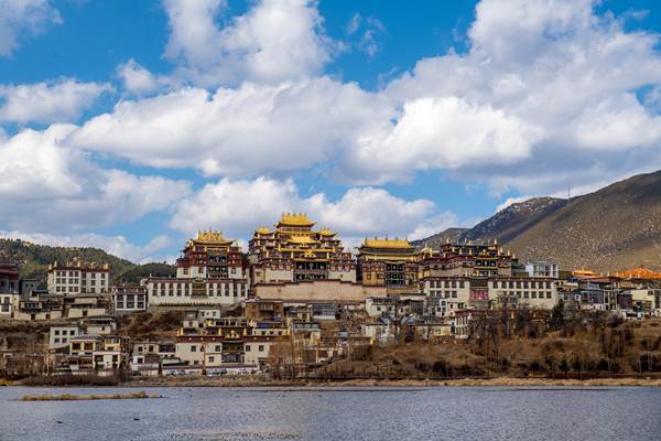อารามซงจั้นหลิน (Songzanlin Monastery) ในเมืองแชงกรีลา แคว้นปกครองตัวเองของชนชาติทิเบต ณ ตี้ชิ่ง มณฑลอวิ๋นหนัน (ยูนนาน) ภาพ 16 มี.ค.-ภาพซินหวา