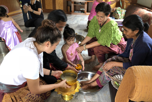 ยืนยันครอบครัวอบอุ่น.. “จา พนม” ควงเมีย-ลูก-แม่ยายแต่ง “ออเจ้า” รดน้ำขอพรแม่ที่บ้านเกิดสุรินทร์