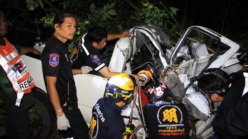 เกิดเหตุรถกระบะพุ่งชนประสานงารถหกล้อ บนถนนสายปราจีนบุรี-ศรีมหาโพธิ 