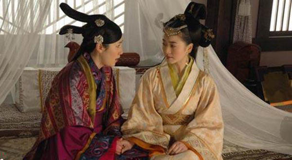 ซินจุย (ขวา) จากละครโทรทัศน์ โดยนักแสดงในปัจจุบัน