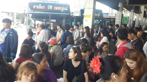 สถานีขนส่งผู้โดยสารจังหวัดนครราชสีมา ประตูสู่อีสานเนืองแน่นไปด้วยประชาชนเดินทางกลับสงกรานต์