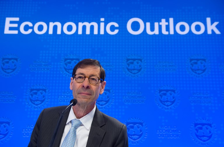 <i> มอริซ ออบสต์เฟลด์ หัวหน้านักเศรษฐศาสตร์ของกองทุนการเงินระหว่างประเทศ (ไอเอ็มเอฟ) แถลงข่าวเปิดตัวรายงาน “ทิศทางแนวโน้มเศรษฐกิจโลก” (World Economic Outlook) ฉบับล่าสุดเมื่อวันอังคาร (17 เม.ย.) ที่สำนักงานใหญ่ของไอเอ็มเอฟ กรุงวอชิงตัน </i> 