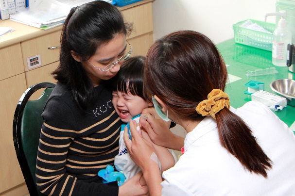 เด็กชาวไต้หวันได้รับวัคซีน ไต้หวันเป็นประเทศแรกในเอเชียที่ใช้ระบบประกันสุขภาพถ้วนหน้า (ภาพจาก Radio Taiwan International) 