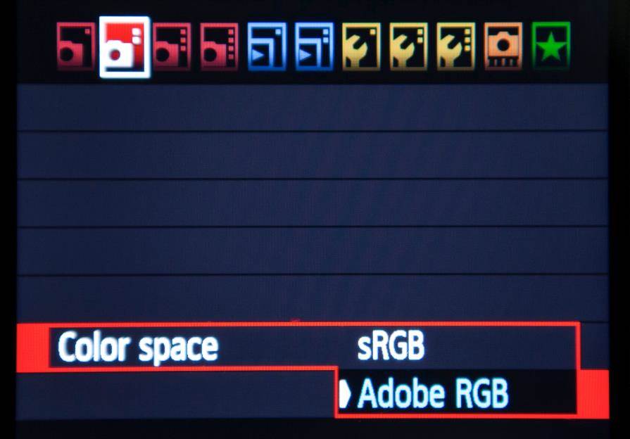 ตัวอย่างโหมดสีด้านหลังกล้องดิจิทัล ที่จะมีทั้ง sRGB และ Adobe RGB ให้เลือกใช้งาน