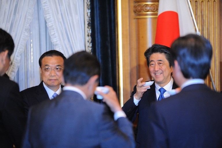 <i>นายกรัฐมนตรีหลี่ เค่อเฉียง ของจีน (ที่2 จากซ้าย) และนายกรัฐมนตรีชินโซ อาเบะ ของญี่ปุ่น (ที่2 จากขวา) ดื่มอวยพรกัน ระหว่างการเลี้ยงอาหารค่ำที่อาเบะเป็นเจ้าภาพ ณ ทำเนียบนายกรัฐมนตรีในกรุงโตเกียวเมื่อวันพุธ (9 พ.ค.) </i>