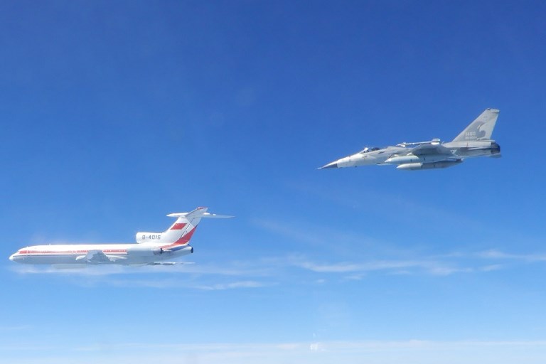 <i>เครื่องบินขับไล่ เอฟ-ซีเค-1อินดิจีนัส ดีเฟนซ์ ไฟเตอร์ ของไต้หวัน (ขวา) กำลังบินใกล้ๆ เครื่องบิน ตู-154 เอ็ม ของจีน (ภาพที่ถ่ายและเผยแพร่โดยกระทรวงกลาโหมไต้หวัน เมื่อวันศุกร์ที่ 11 พ.ค.) </i>