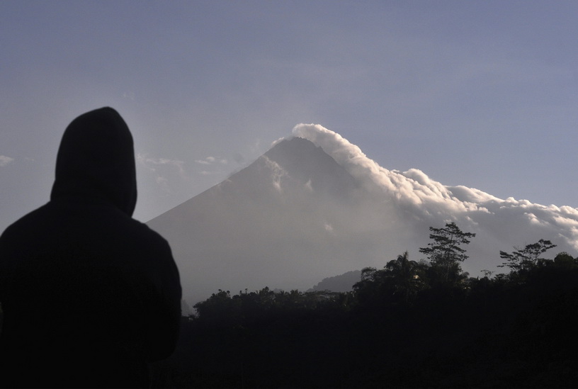 ภูเขาไฟเมอราปีบนเกาะชวาของอินโดนีเซียปลดปล่อยกลุ่มควันไอน้ำออกมาจากปากปล่องเมื่อช่วงเช้าวันนี้ 22 พ.ค. 