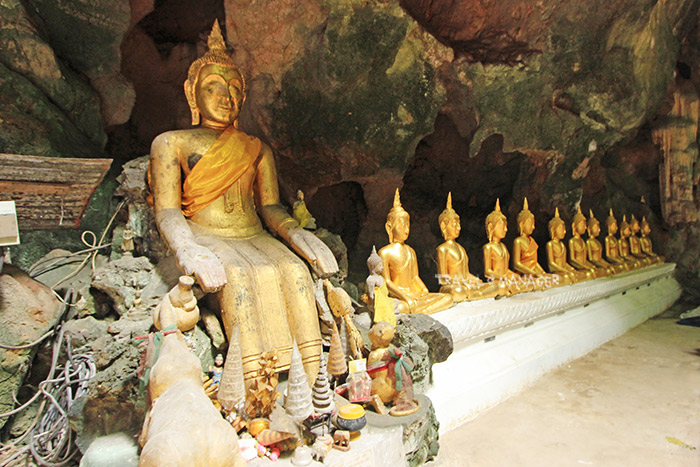 พระพุทธรูปปางป่าเลไลยก์(องค์ซ้ายสุด)กับกลุ่มพระพุทธรูปในคูหาที่ 3 