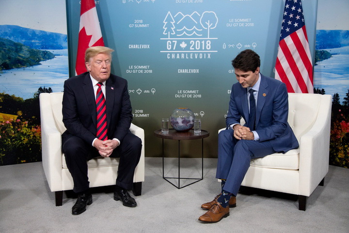 ประธานาธิบดีโดนัลด์ ทรัมป์ แห่งสหรัฐฯ(ซ้าย) กับ จัสติน ทรูโด นายกรัฐมนตรีแคนาดา ระหว่างการประชุมจี7 ในรัฐควิเบก ประเทศแคนาดา เมื่อช่วงปลายสัปดาห์ที่แล้ว
