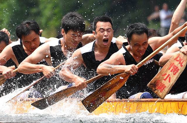 การแข่งขันเรือมังกรในเมืองเซียงซี มณฑลหูหนัน (ภาพซินหวา สื่อทางการจีน)
