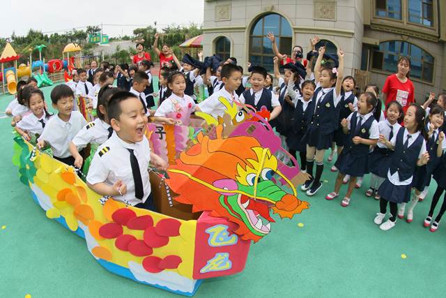 เด็กๆกำลังเล่นแข่งเรือมังกรในเยียนไถ มณฑลซันตง