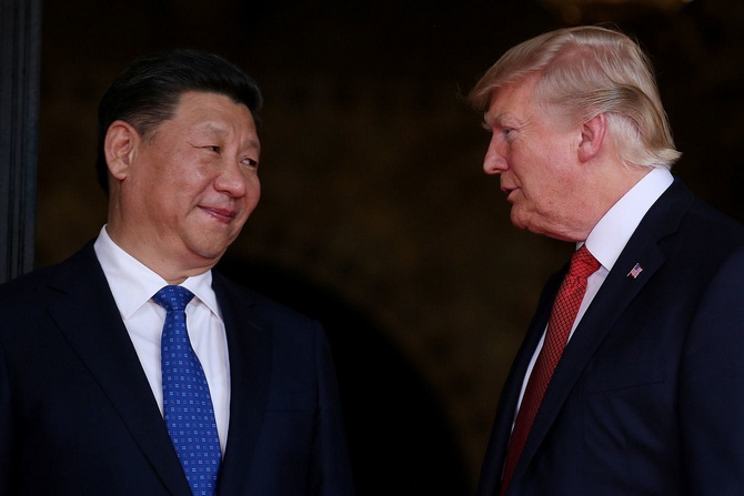 (แฟ้มภาพ) สี จิ้นผิง ประธานาธิบดีจีน(ซ้าย) เผชิญหน้ากับ โดนัลด์ ทรัมป์ ประธานาธิบดีสหรัฐฯ(ขวา) 