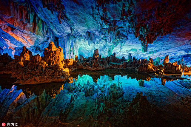 ถ้ำหลูตี่ ( 芦笛岩) เป็นถ้ำที่สวยที่สุดของจีน อยู่ใต้พื้นโลกประมาณ 790 ฟุต ในกุ้ยหลิน เขตปกครองตนเองก่วงซีจ้วง (ภาพโดย Scott Graham) 