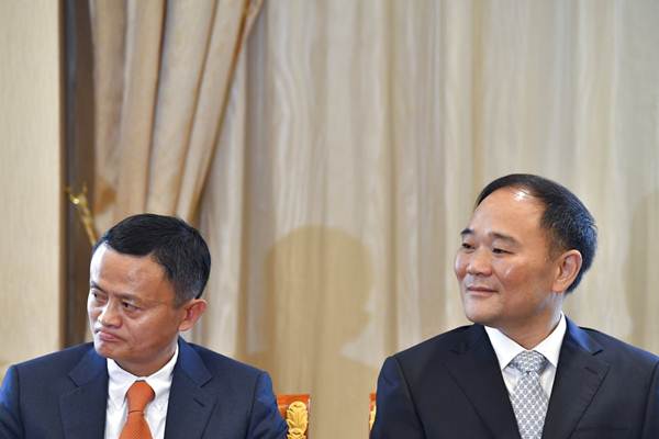 ประธาน อาลีบาบา กรุ๊ป นาย แจ๊ค หม่า (ซ้าย) และ ยักษ์ใหญ่รถยนต์จีน เจ้อเจียง จี๋ลี่ โฮลดิ้งส นาย หลี่ ซูฝู (ขวา)  เข้าร่วมประชุมร่วมกับนายกรัฐมนตรี มหาเธร์ โมฮัมหมัด และนาย เชอ จวิ้น เลขาธิการพรรคคอมมิวนิสต์ประจำมณฑลเจ้อเจียง เมื่อวันเสาร์ที่ 18 ส.ค. (ภาพ เอพี) 