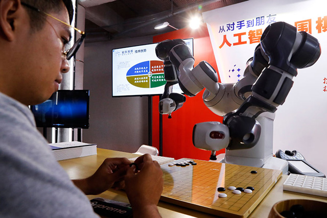 ผู้เยี่ยมชมงานประชุม World Artificial Intelligence 2018 ซึ่งเปิดงานเมื่อวันจันทร์ที่ 17 กันยายนที่ผ่านมา ในนครเซี่ยงไฮ้ กำลังเล่นหมากล้อมกับหุ่นยนต์ (ภาพไชน่าเดลี)