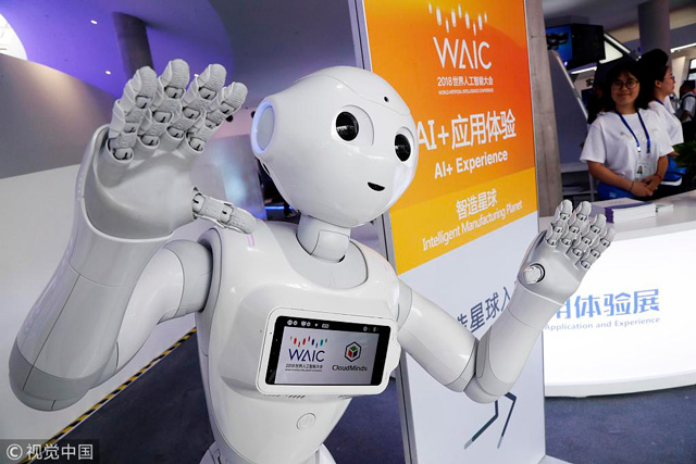 หุ่นยนต์ผู้ทำหน้าที่มัคคุเทศต้อนรับผู้เข้าร่วมงานการประชุม World Artificial Intelligence Conference 2018 ในเซี่ยงไฮ้ ประเทศจีน เมื่อวันที่ 17 กันยายน 2561 (ภาพไชน่าเดลี)
