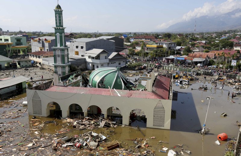 สภาพความเสียหายในเมืองปาลู ของอินโดนีเซีย หลังเกิดเหตุแผ่นดินไหวและมีคลื่นยักษ์สึนามิซัดเข้าหาฝั่ง  ยอดผู้เสียชีวิตที่ได้รับการยืนยันพุ่งเป็น 832 รายในวันอาทิตย์ (30 ก.ย.) และคาดว่าตัวเลขจะเพิ่มขึ้นเป็นหลักพัน