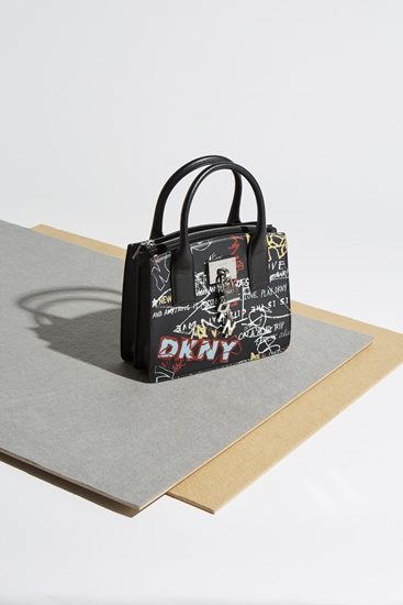 กระเป๋าลายกราฟิตีสีสันสะดุดตา จาก DKNY