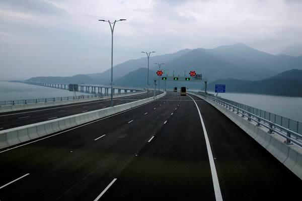 สะพานเชื่อมฮ่องกง-จูไห่-มาเก๊า ก่อนวันพิธีเปิดฯเมื่อวันที่ 19 ต.ค. 2018 (ภาพ รอยเตอร์ส)